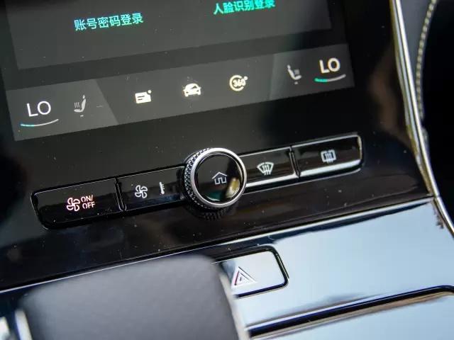 天幕+大空间+14.3英寸屏，荣威i6MAX称得上A+级轿车杠把子