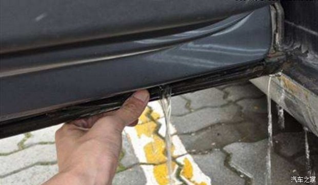 汽车上的排水孔雨季一定提前清理,夏天记得清理车上这五个排水孔