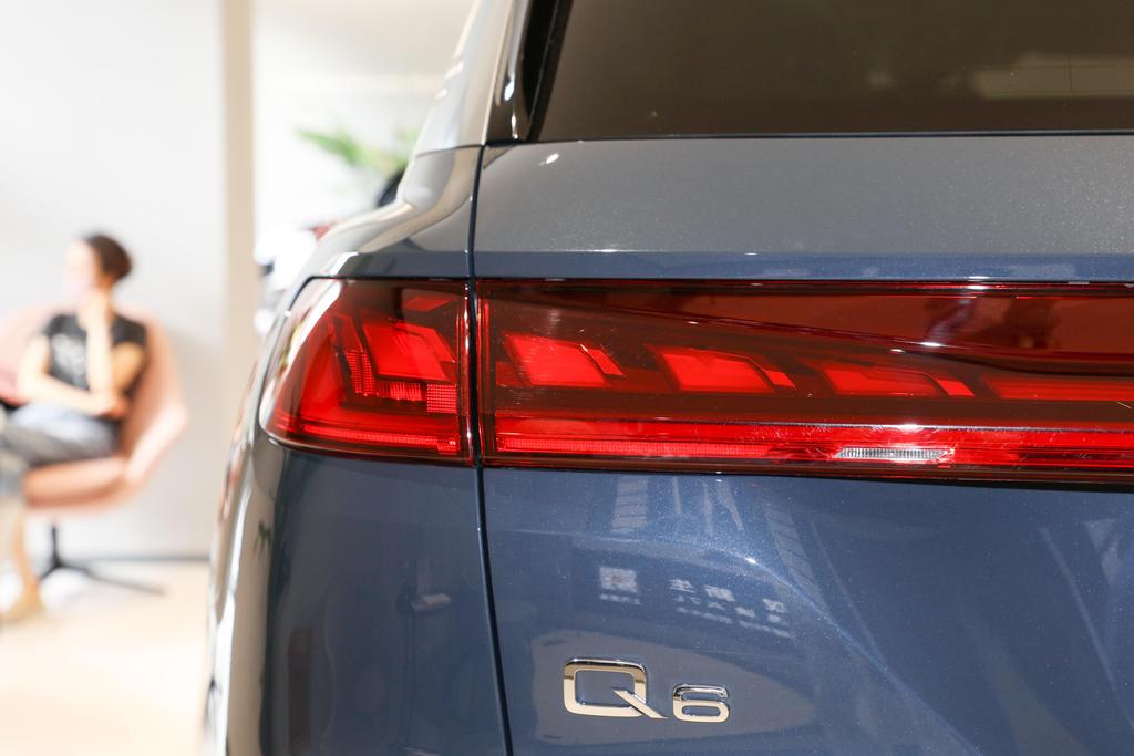 奥迪电动suvq6,奥迪q66座suv几种颜色