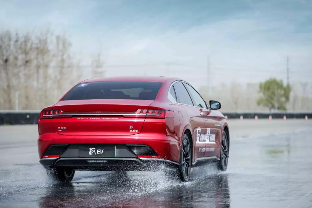 友商看了集体沉默，双优安全只是汉EV秀出的肱二头肌