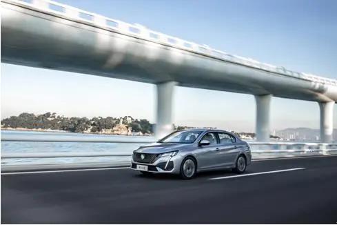 巨型弹弓撕扯仍正常驾驶不愧是家轿卷王