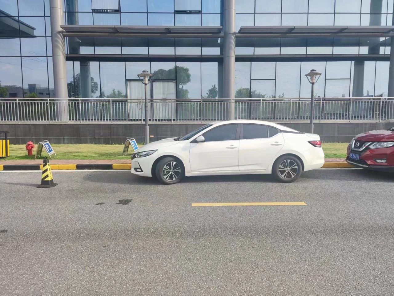 看不到车轮侧方位停车技巧现实版,侧方位停车不刮蹭前车车尾的技巧