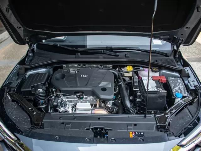 天幕+大空间+14.3英寸屏，荣威i6MAX称得上A+级轿车杠把子