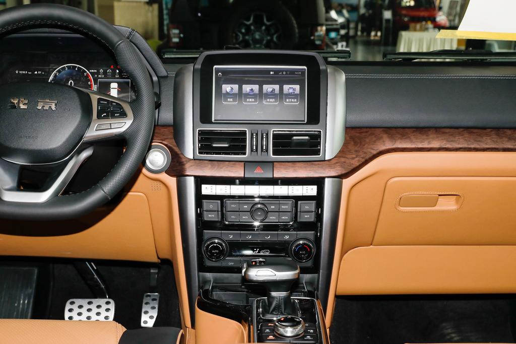 3.0tv6插电混越野车,搭6.2升v8引擎