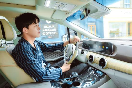 一台车两个人一起旅游的视频,一辆车一家人一起用