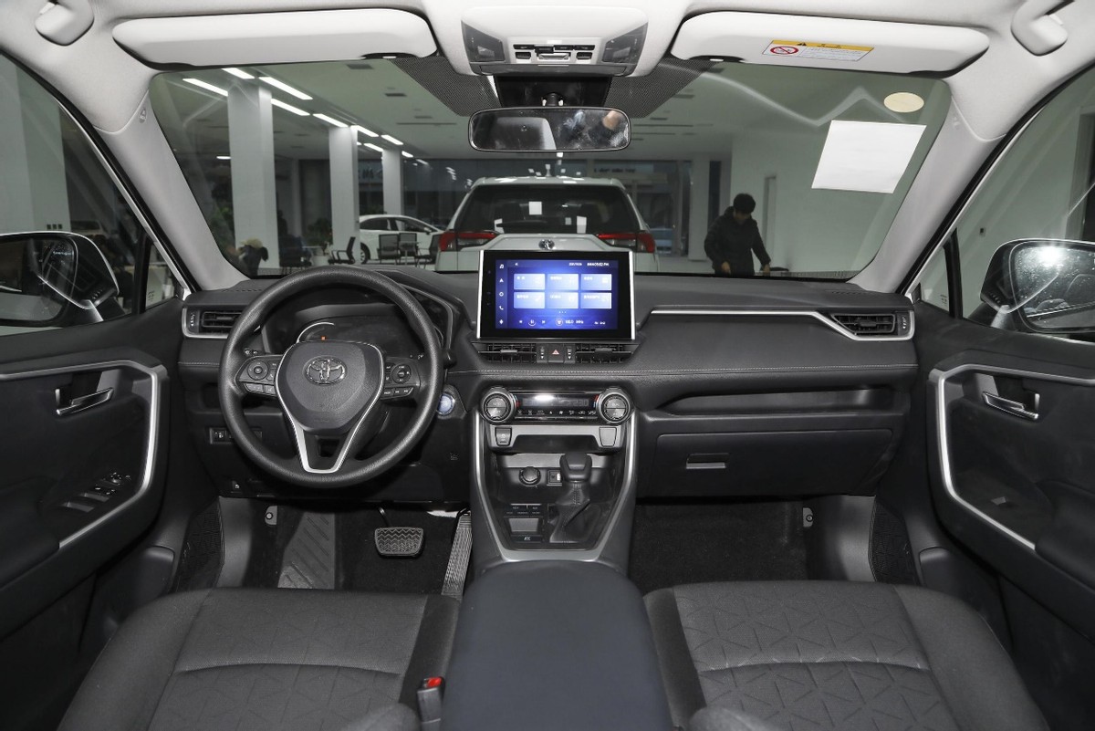 最新款rav4荣放2.5混动版,rav4年轻人开的多吗