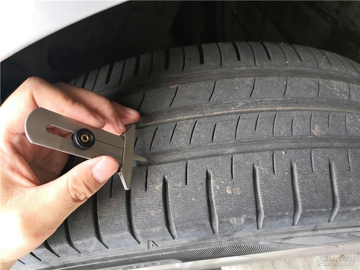 轮胎9年了才跑3万公里要换吗,轮胎被马路牙子刮破点皮要换吗