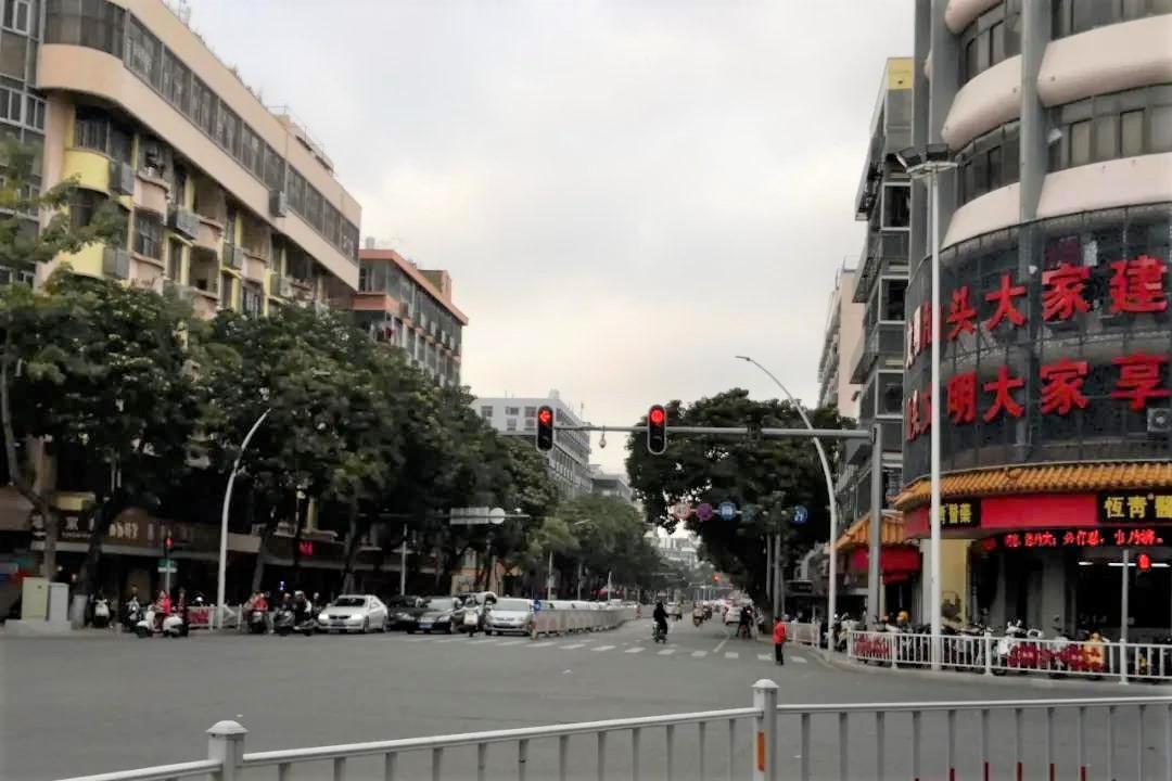 右转是红灯忘了打转向灯会扣分吗,如果前方是红灯等待右转扣分吗