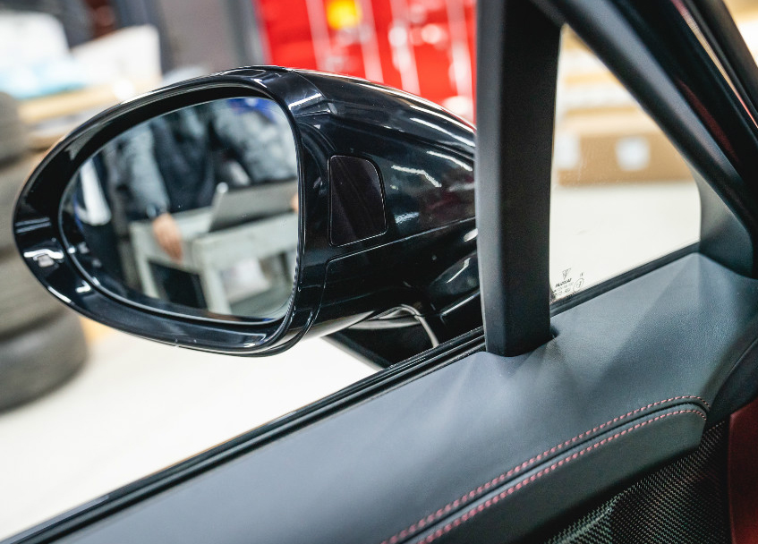 保时捷panamera加装排气 (保时捷panamera改白色刹车)