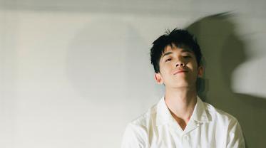 女子昏倒,他把女子抱进医务室,却站得远远的不敢靠近