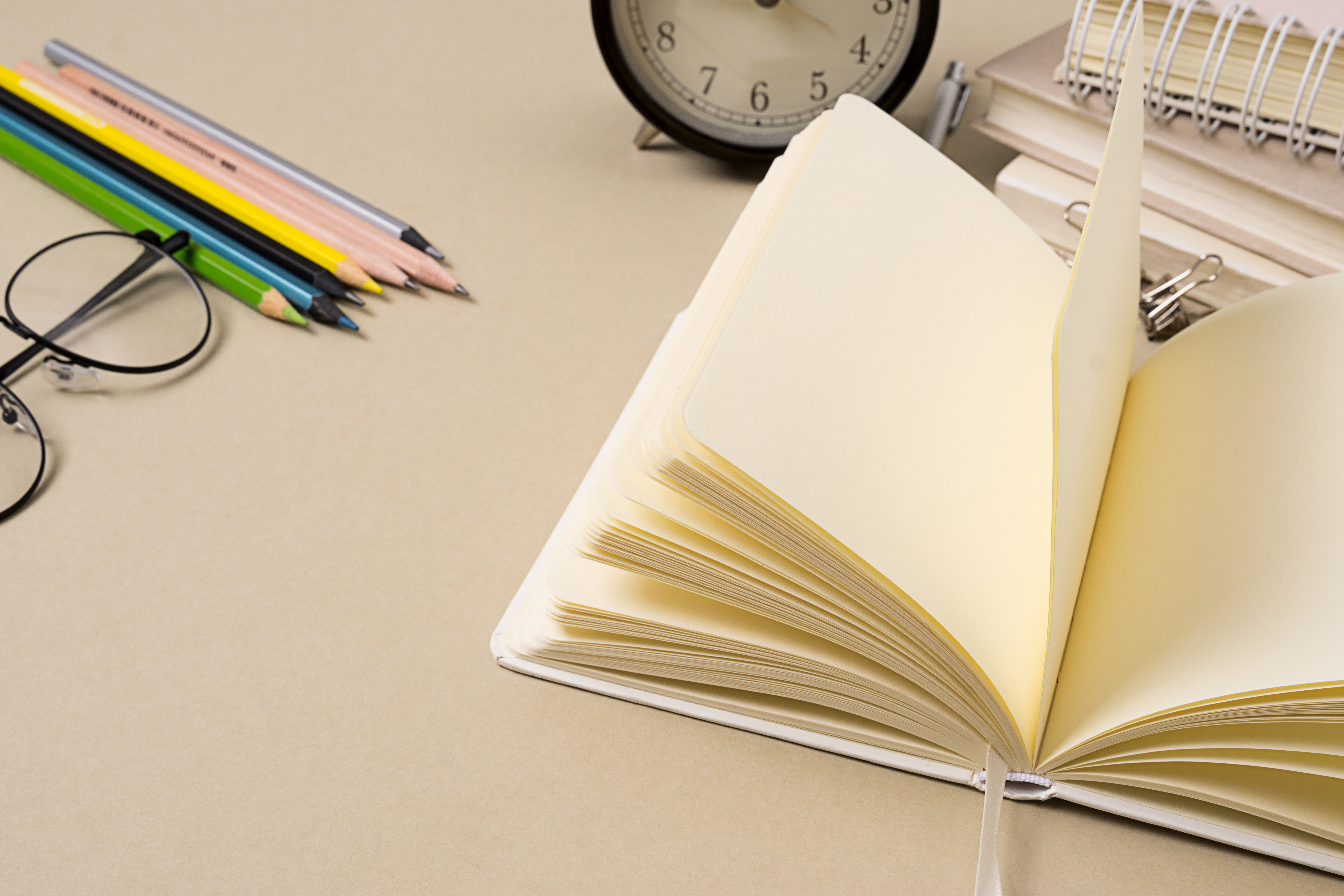 士兵在海军学院学习两年，一场意外使其陷入间谍工作之中