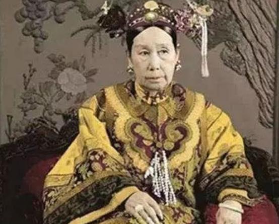 对于这个钢琴家，大众对其赞誉有加，舆论却对其狠命抨击