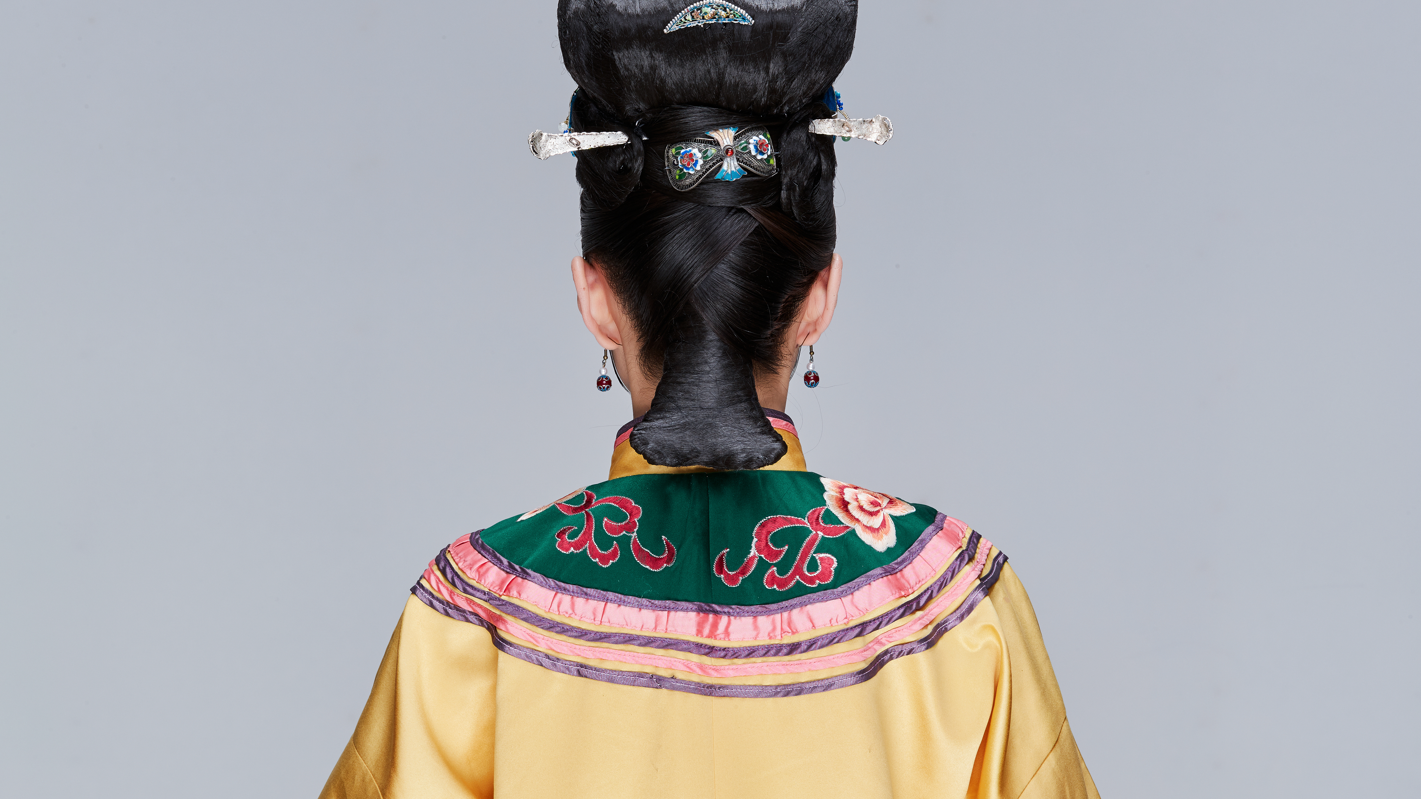 小说：战王将她扒光关铁笼接客，在她被玷污时，下一秒，铁笼裂了