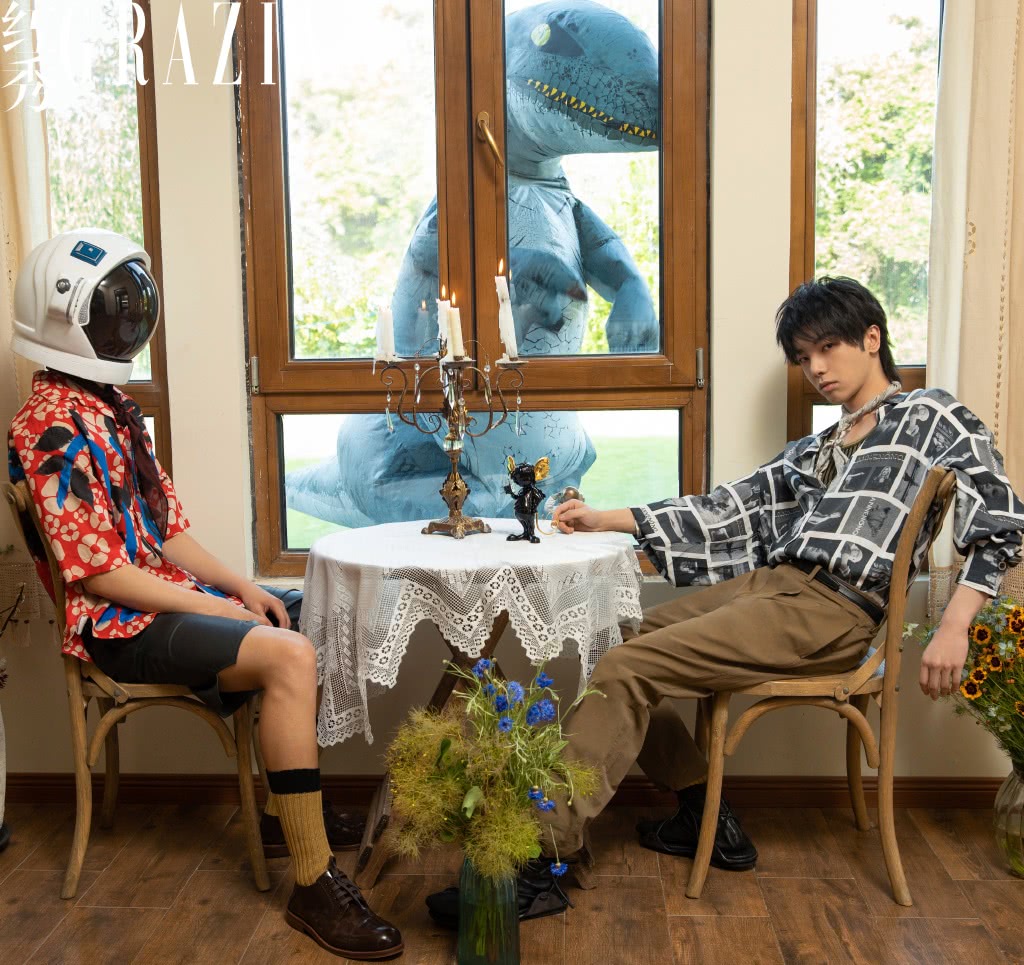 华晨宇黑色复古戴帽子,华晨宇白色狼尾造型撕漫感