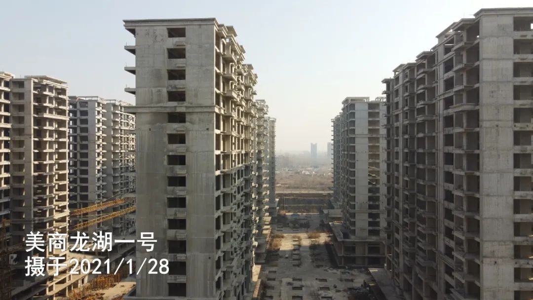 站在郑州这座烂尾楼下,抽了半小时烟