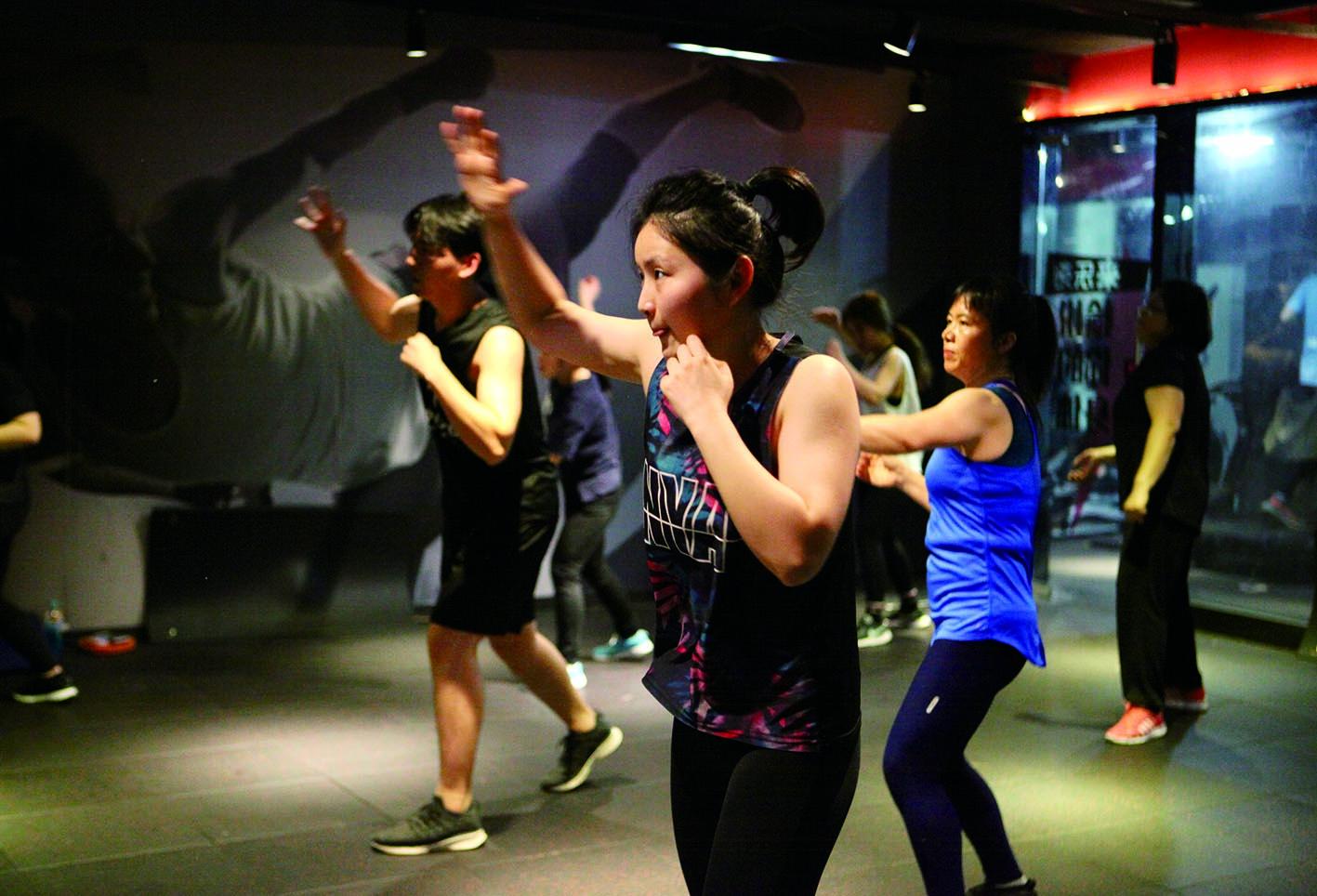 左手盲盒炒鞋，右手理财投保：80、90后消费新一代