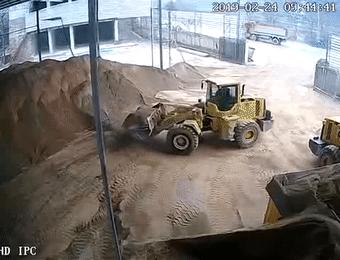 女子被铲车铲进搅拌机后续,女子被铲车铲进搅拌机怎么样了