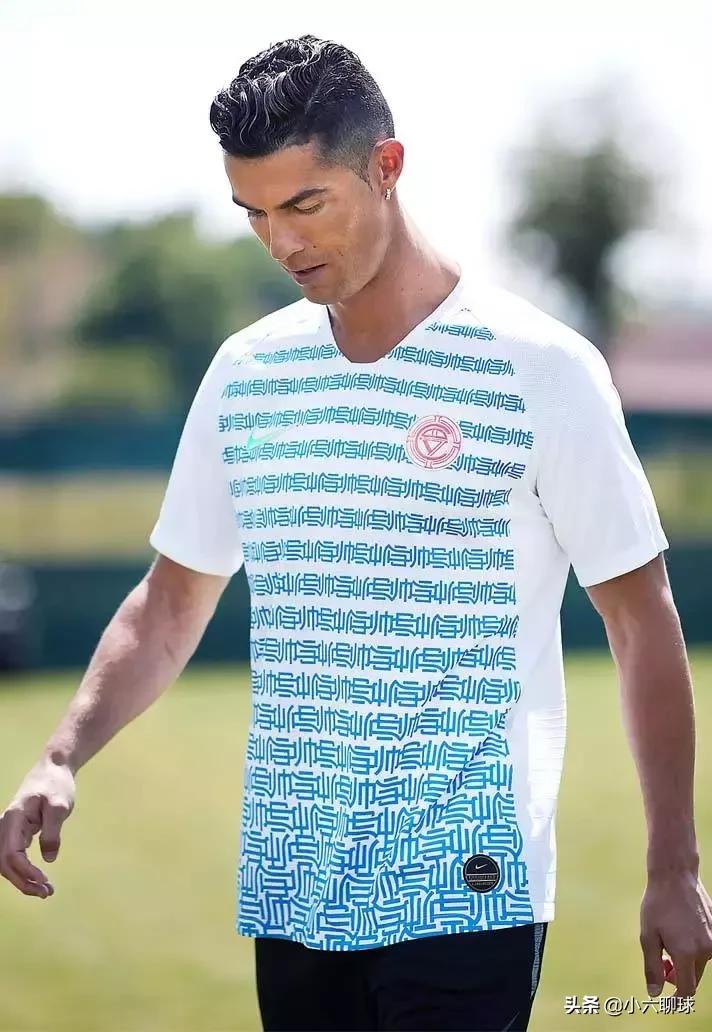 武磊给c罗的祝贺,c罗给武磊的祝贺