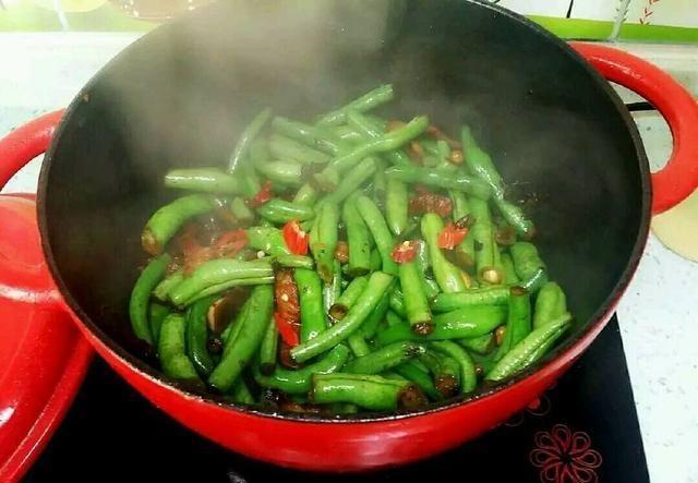 豆角炒菜不熟怎么处理,豆角炒不熟但又不想扔该怎么做