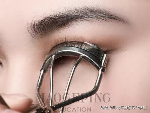 快速学会睫毛夹翘的技法视频教程,手把手教粘睫毛视频