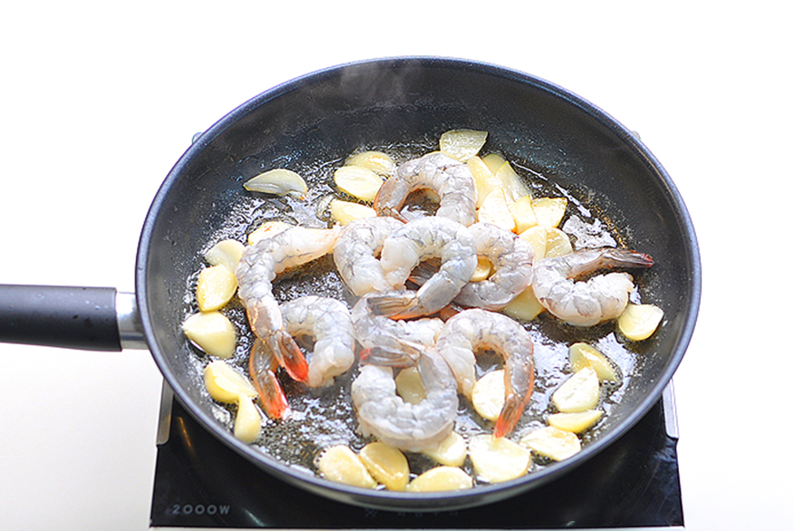 生吃冰冻虾怎么做简单又好吃,冷冻虾怎么煮好吃又简单