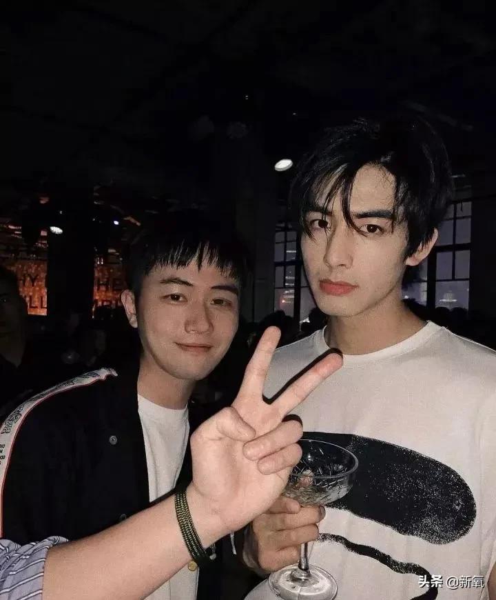 1米8大长腿，抿嘴笑爆红被吹顶级神颜，没想到竟然是照骗...