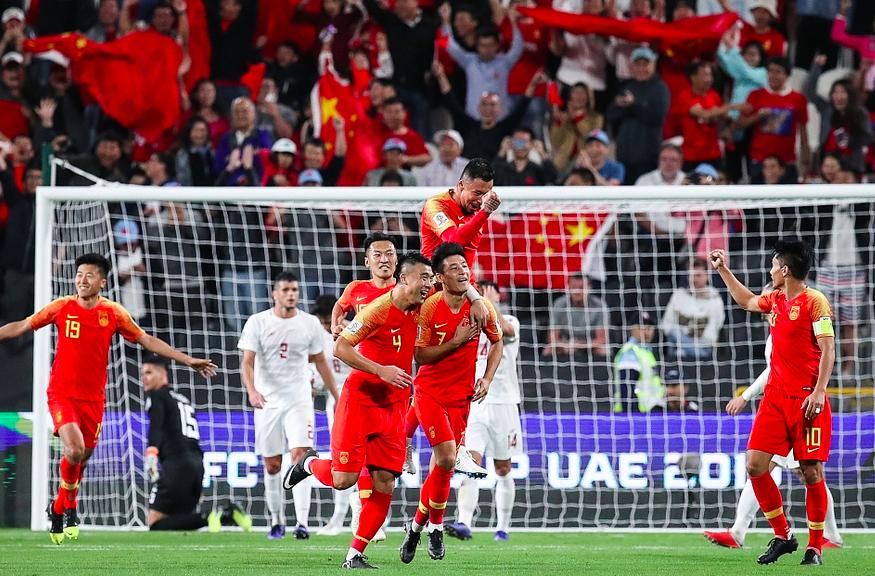 响彻阿联酋的《歌唱祖国》，比武磊和锦鲤大宝更值得吹爆