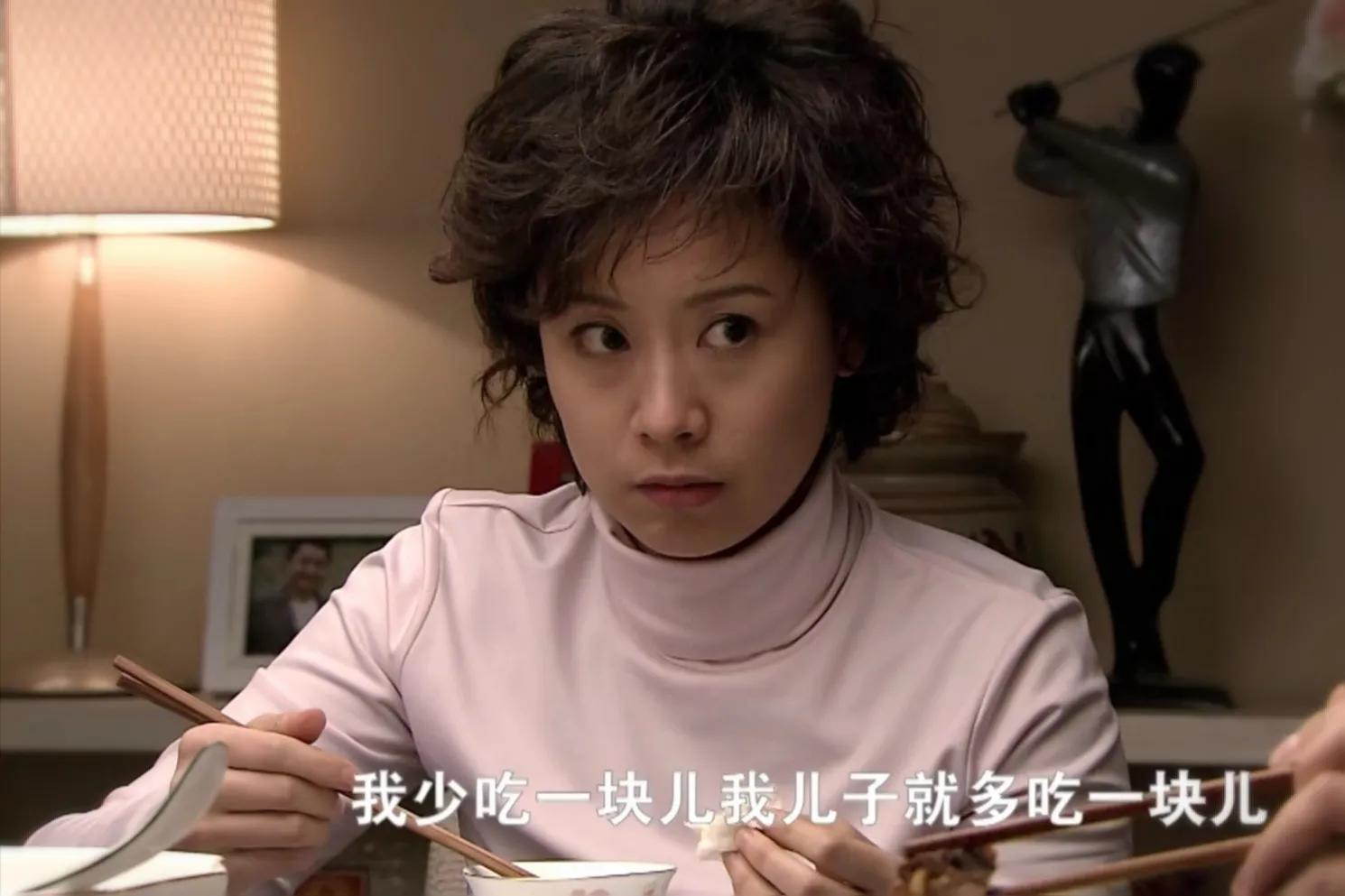 《双面胶》：强行洗利鹃内衣裤的亚平妈，“作贱”儿媳的她更可怜