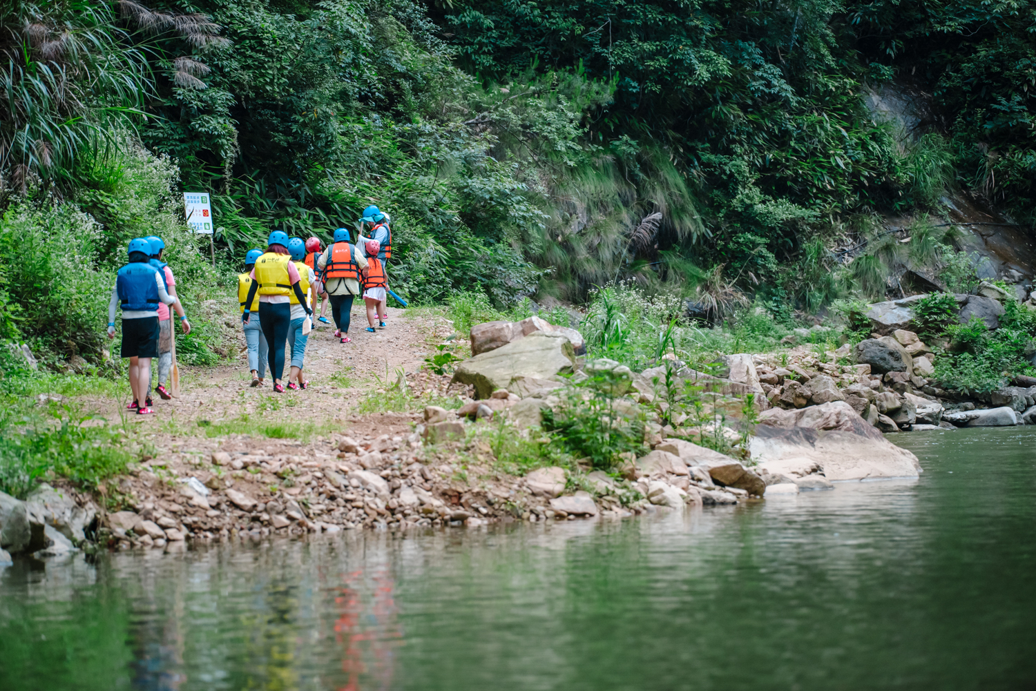 浙江湖州仙龙峡溯溪漂流,安吉仙龙峡溯溪