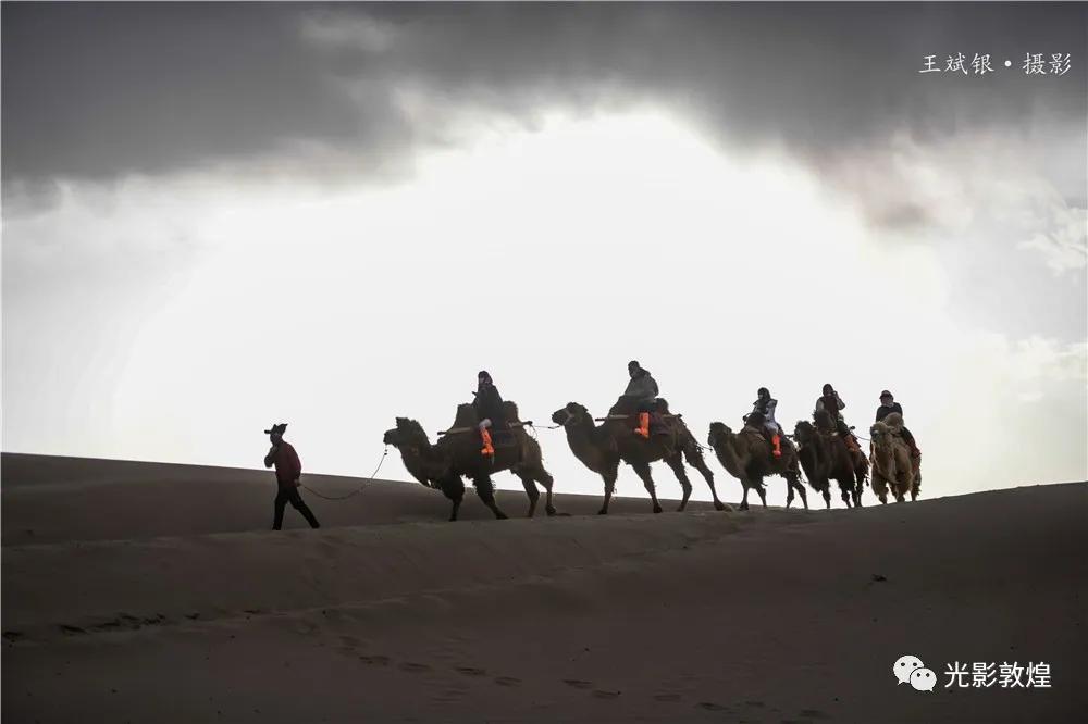 【敦煌新鲜事】月牙泉驼户穿胡服”牵骆驼服务游客