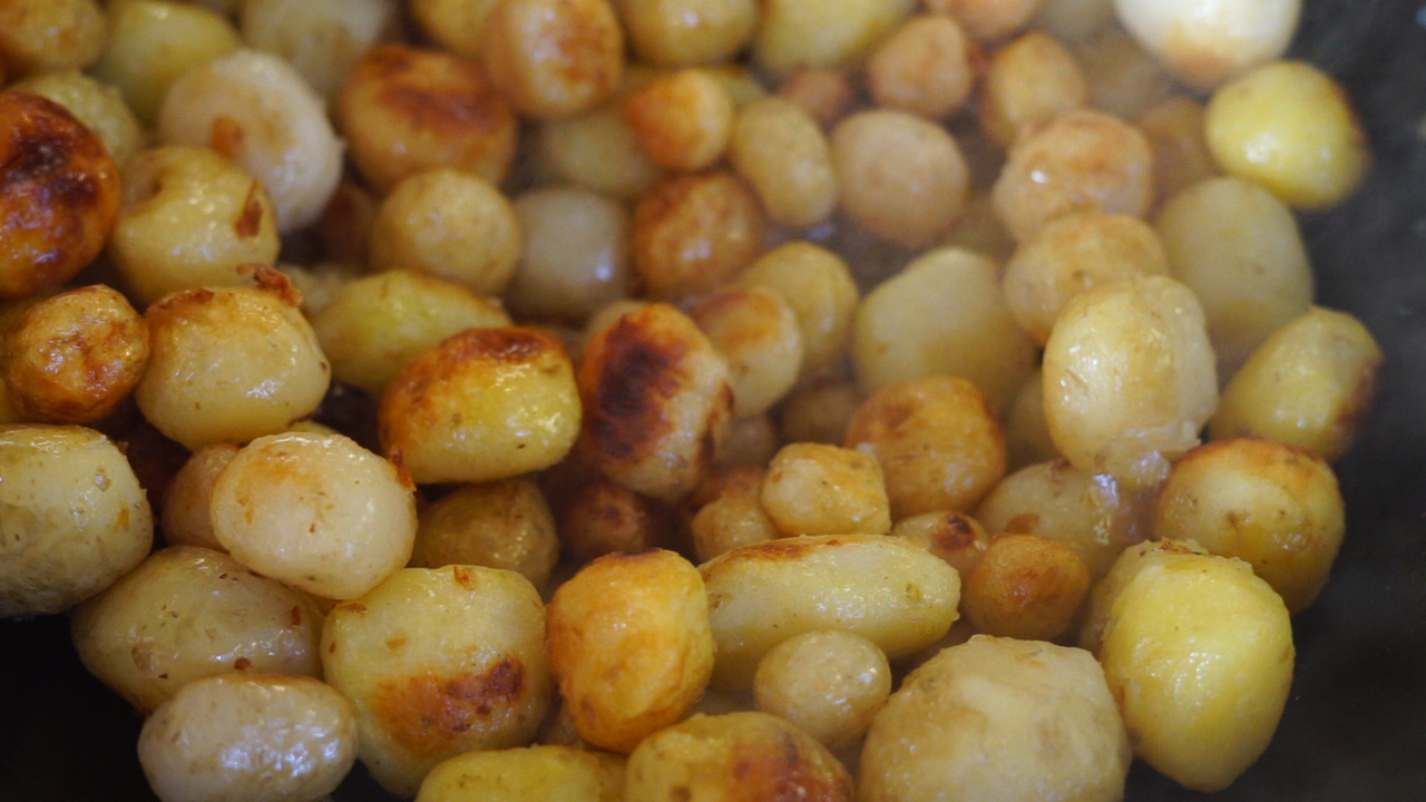 恩施炕洋芋的视频,恩施炕土豆特产视频