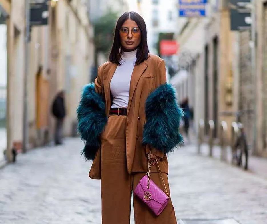 秋天换季内搭怎么选？选对一款白色打底衫，轻松承包多款造型