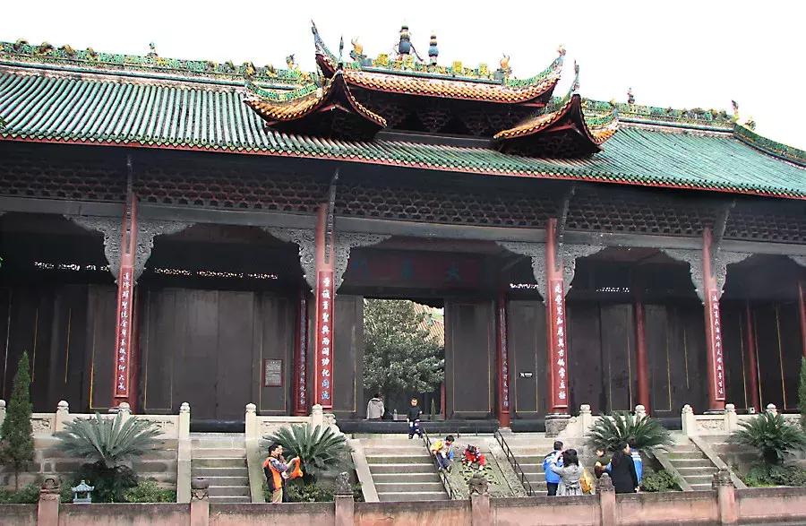 乐山大佛为何不属于石窟,乐山不止有大佛还有美食