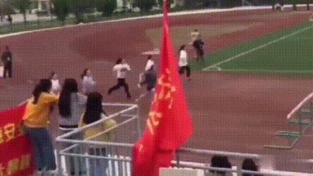 大腿上为什么绑黑带,女孩子大腿上绑黑带啥意思