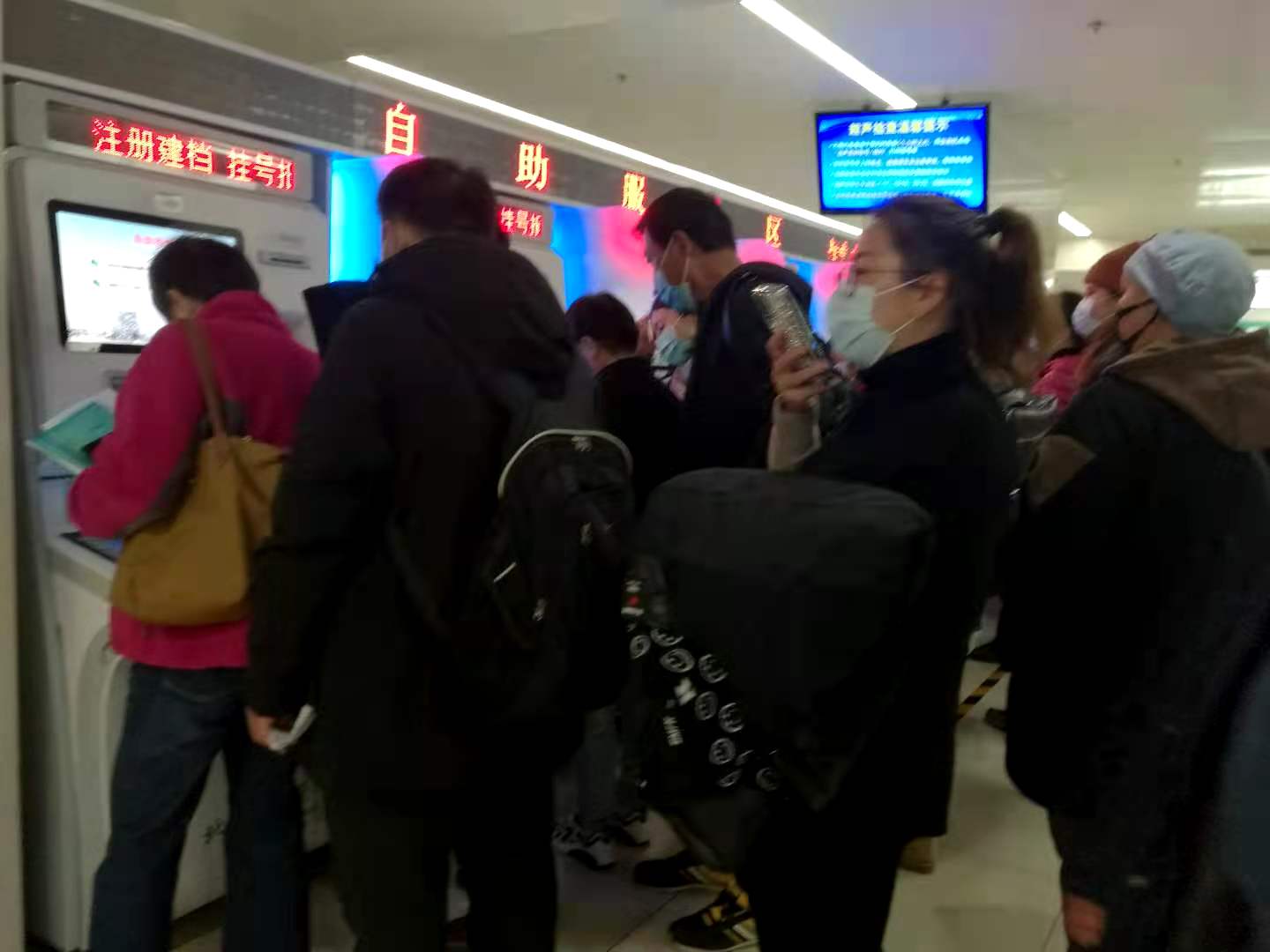 看病有多难，看看门诊大厅的人流，头就大