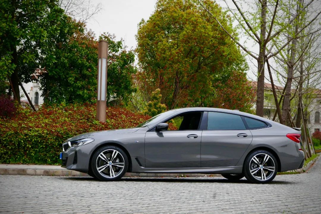 宝马8系双门碳纤维,宝马8系四门版的驾驶感受