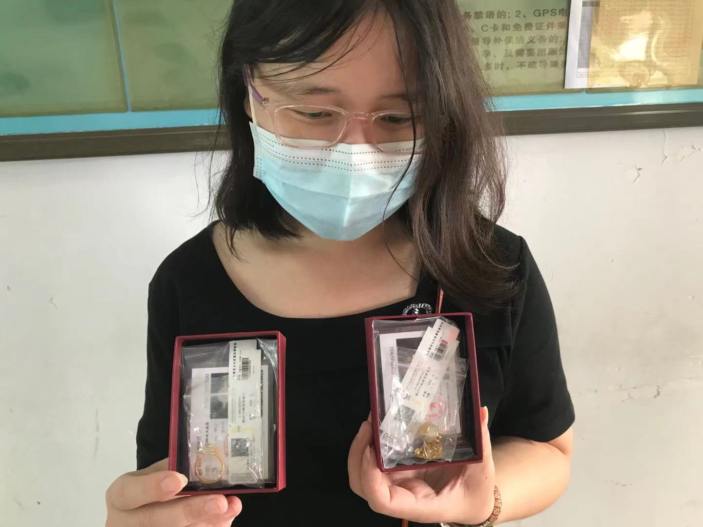 大量现金遗落公交车司机拾起物归,公交司机捡到大量现金急寻失主