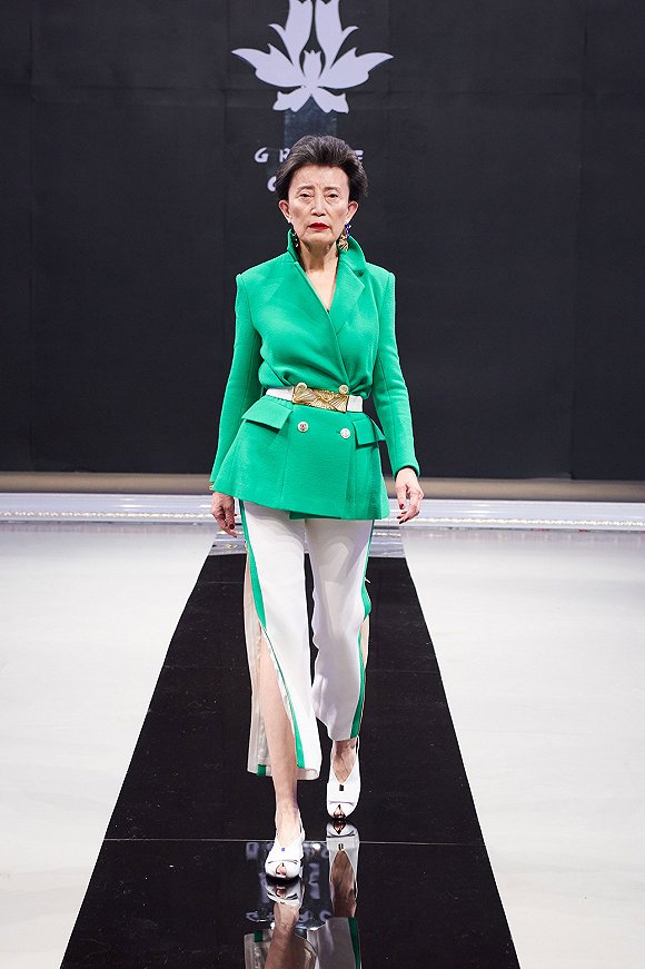 爱马仕开了家丝巾唱片店，GUESS要与HelloKitty联名了