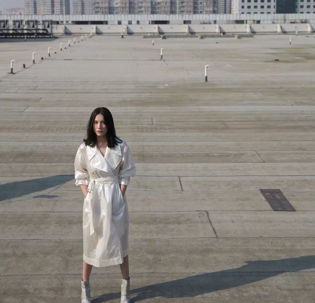 宋佳穿高级感西装,宋佳缎面西装搭皮鞋气场十足