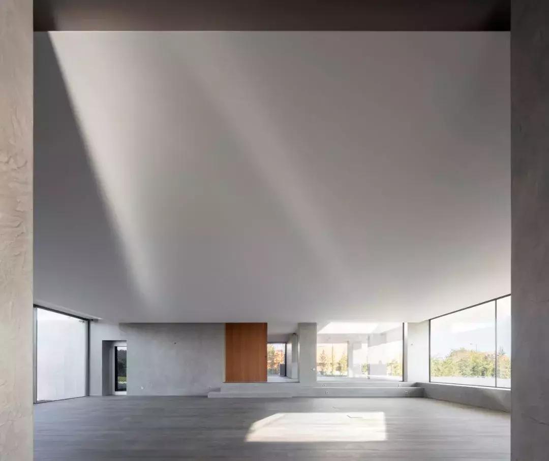 看似简单的白色极简，室内却如此惊艳