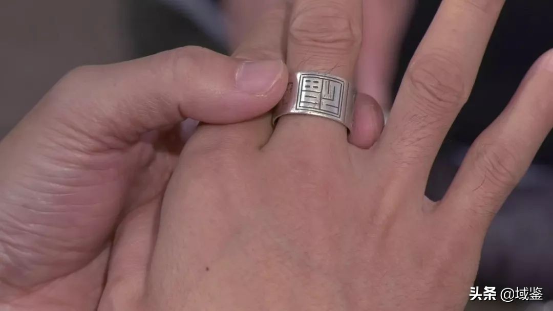 奶奶戴了很久的戒指,奶奶戴了多年的首饰