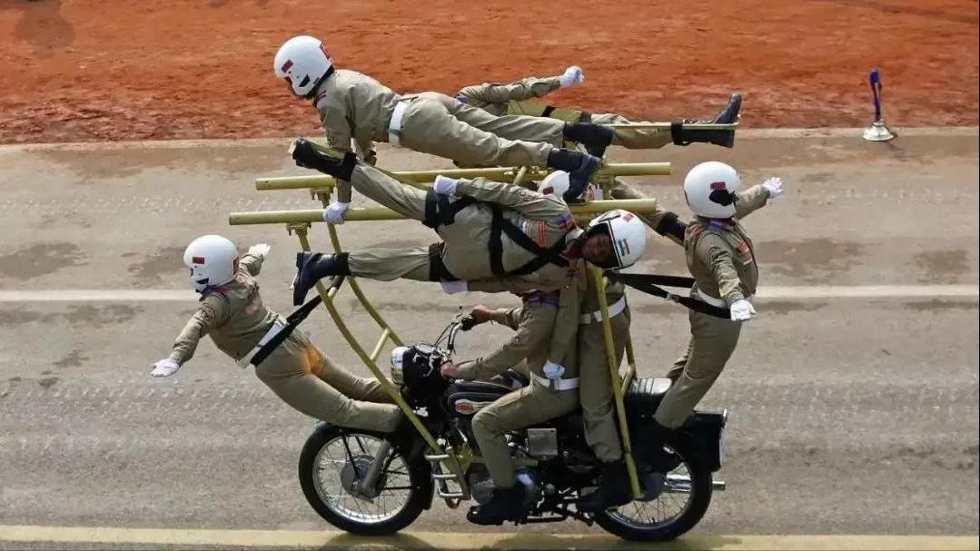 取消摩托车特技后，谁来解释印度阅兵式上的“演算数学题”表演
