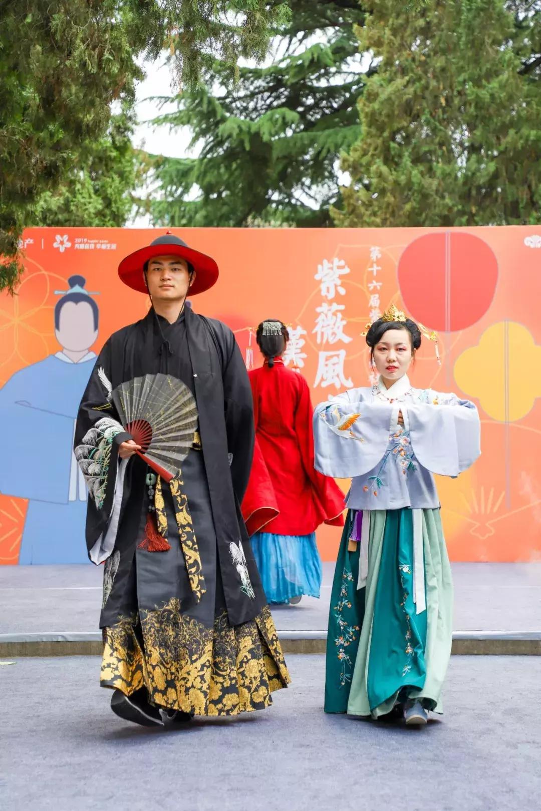 西安汉服秀视频,西安曲江池汉服秀