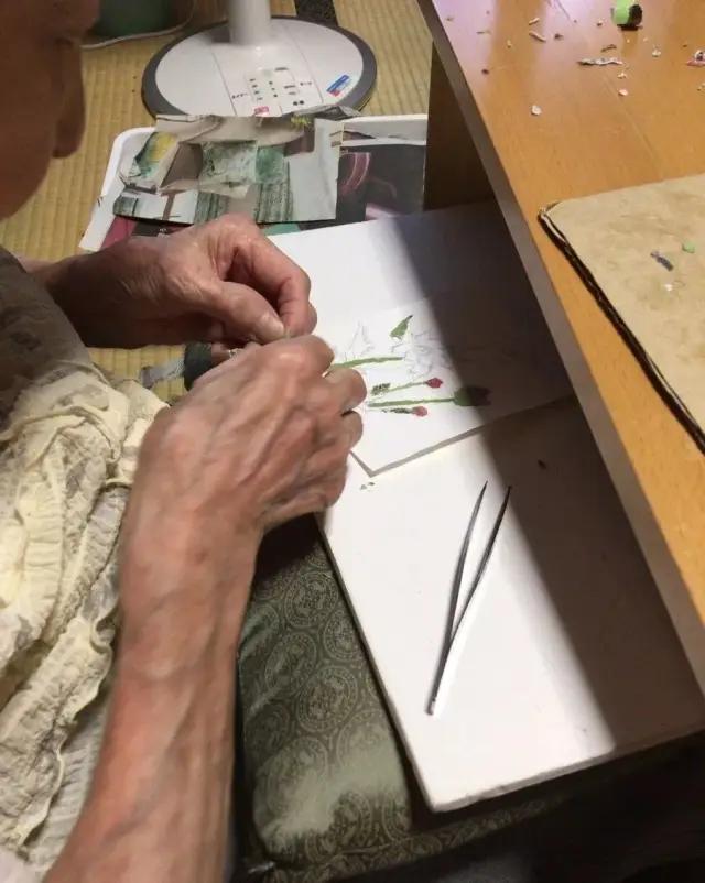 暖哭!90岁奶奶用废报纸作画,震撼数万网友:我缺的是纸吗?是手