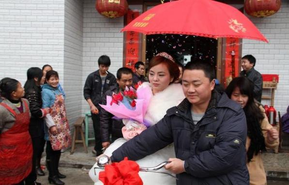 成都土豪50岁娶媳妇，聘礼给70吨，整整5卡车，漂洋过海太浩大