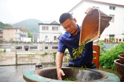 藏龙卧虎！揭秘豪华车司务员：手工炒茶远洋航海还有木雕艺术家