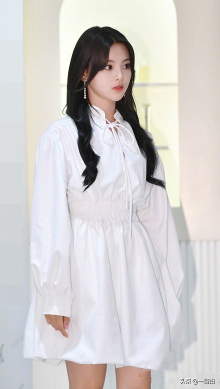 杨超越私服穿裙,韩国人看杨超越水手服少女感爆棚