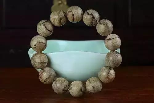 几千块的沉香手串值得入手吗,高品级的沉香手串是什么样的