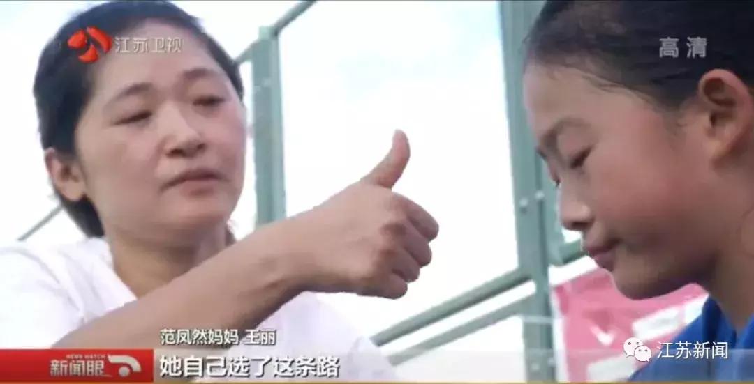 穿不起专业球鞋，9岁的她是足球场上唯一的女生：我们穷但也有梦想