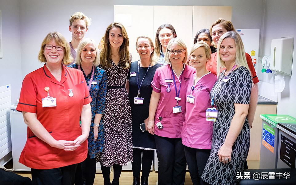 凯特王妃穿黄色连衣裙怀抱新生儿,凯特王妃穿衣小黑裙